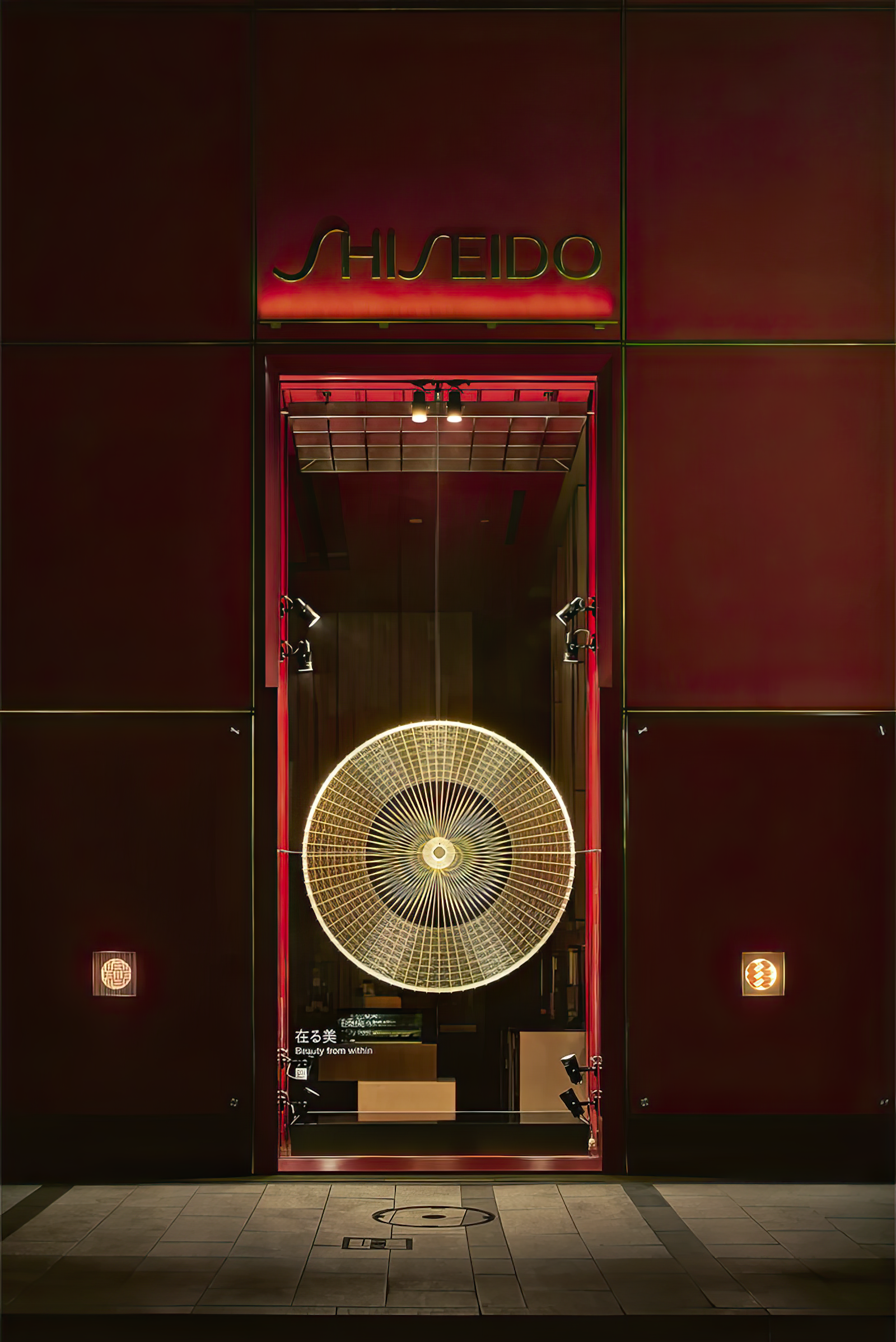 德國紅點｜資生堂 SHISEIDO 東京銀座門市聖誕櫥窗，以日本傳統傘工藝詮釋當代美學與品牌文化，榮獲 Grand Prix至尊大獎！-1