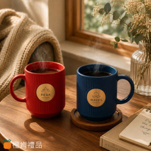Custom Brass Plaque Ceramic Mug 客製銅牌陶瓷馬克杯、雷雕金屬 LOGO 馬克杯、客製馬克杯推薦、品牌咖啡杯、陶瓷咖啡杯、直紋陶瓷杯、霧面陶瓷馬克杯、金屬銅牌馬克杯、企業禮品馬克杯、咖啡廳周邊商品、品牌周邊馬克杯、生活選物陶瓷杯、客製咖啡杯、精品馬克杯、會員禮推薦、企業贈品、品牌識別商品、客製禮贈品、雷雕 LOGO 杯子、咖啡廳商品製作、文創品牌商品、活動禮品推薦、生活風格馬克杯、選物店商品、品牌快閃周邊、陶瓷杯客製化、客製 LOGO 杯子、簡約風馬克杯、北歐風陶瓷杯、橙肯禮品、Premium Brass Plaque Ceramic Mug