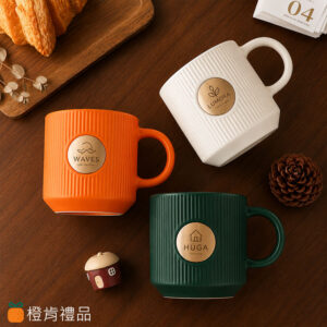 Custom Brass Plaque Ceramic Mug 客製銅牌陶瓷馬克杯、雷雕金屬 LOGO 馬克杯、客製馬克杯推薦、品牌咖啡杯、陶瓷咖啡杯、直紋陶瓷杯、霧面陶瓷馬克杯、金屬銅牌馬克杯、企業禮品馬克杯、咖啡廳周邊商品、品牌周邊馬克杯、生活選物陶瓷杯、客製咖啡杯、精品馬克杯、會員禮推薦、企業贈品、品牌識別商品、客製禮贈品、雷雕 LOGO 杯子、咖啡廳商品製作、文創品牌商品、活動禮品推薦、生活風格馬克杯、選物店商品、品牌快閃周邊、陶瓷杯客製化、客製 LOGO 杯子、簡約風馬克杯、北歐風陶瓷杯、橙肯禮品、Premium Brass Plaque Ceramic Mug