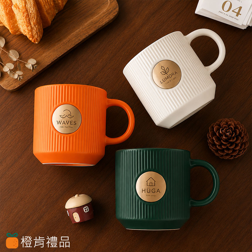 Custom Brass Plaque Ceramic Mug 客製銅牌陶瓷馬克杯、雷雕金屬 LOGO 馬克杯、客製馬克杯推薦、品牌咖啡杯、陶瓷咖啡杯、直紋陶瓷杯、霧面陶瓷馬克杯、金屬銅牌馬克杯、企業禮品馬克杯、咖啡廳周邊商品、品牌周邊馬克杯、生活選物陶瓷杯、客製咖啡杯、精品馬克杯、會員禮推薦、企業贈品、品牌識別商品、客製禮贈品、雷雕 LOGO 杯子、咖啡廳商品製作、文創品牌商品、活動禮品推薦、生活風格馬克杯、選物店商品、品牌快閃周邊、陶瓷杯客製化、客製 LOGO 杯子、簡約風馬克杯、北歐風陶瓷杯、橙肯禮品、Premium Brass Plaque Ceramic Mug