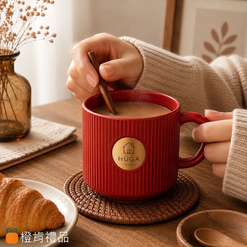 Custom Brass Plaque Ceramic Mug 客製銅牌陶瓷馬克杯、雷雕金屬 LOGO 馬克杯、客製馬克杯推薦、品牌咖啡杯、陶瓷咖啡杯、直紋陶瓷杯、霧面陶瓷馬克杯、金屬銅牌馬克杯、企業禮品馬克杯、咖啡廳周邊商品、品牌周邊馬克杯、生活選物陶瓷杯、客製咖啡杯、精品馬克杯、會員禮推薦、企業贈品、品牌識別商品、客製禮贈品、雷雕 LOGO 杯子、咖啡廳商品製作、文創品牌商品、活動禮品推薦、生活風格馬克杯、選物店商品、品牌快閃周邊、陶瓷杯客製化、客製 LOGO 杯子、簡約風馬克杯、北歐風陶瓷杯、橙肯禮品、Premium Brass Plaque Ceramic Mug