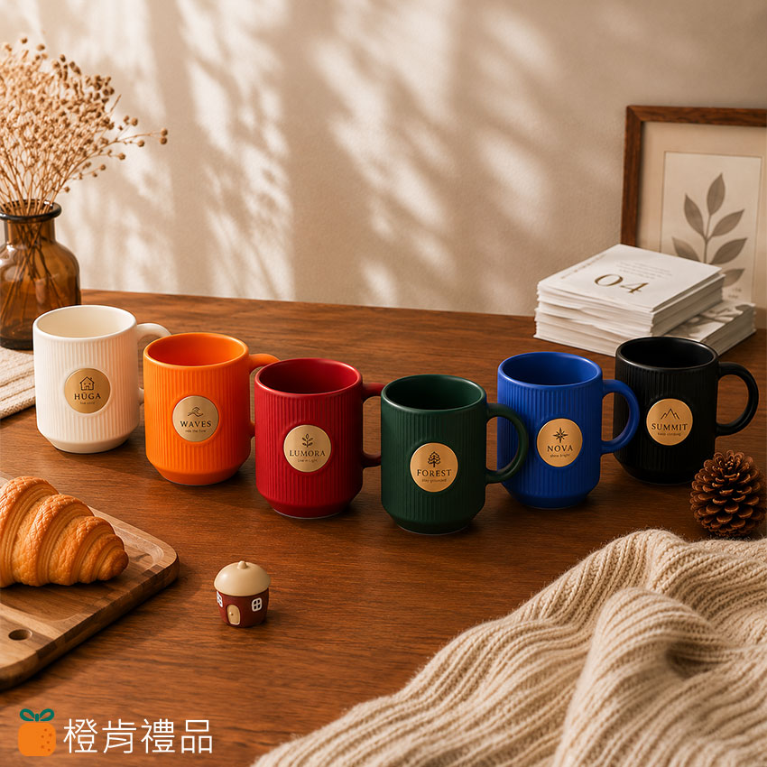 Custom Brass Plaque Ceramic Mug 客製銅牌陶瓷馬克杯、雷雕金屬 LOGO 馬克杯、客製馬克杯推薦、品牌咖啡杯、陶瓷咖啡杯、直紋陶瓷杯、霧面陶瓷馬克杯、金屬銅牌馬克杯、企業禮品馬克杯、咖啡廳周邊商品、品牌周邊馬克杯、生活選物陶瓷杯、客製咖啡杯、精品馬克杯、會員禮推薦、企業贈品、品牌識別商品、客製禮贈品、雷雕 LOGO 杯子、咖啡廳商品製作、文創品牌商品、活動禮品推薦、生活風格馬克杯、選物店商品、品牌快閃周邊、陶瓷杯客製化、客製 LOGO 杯子、簡約風馬克杯、北歐風陶瓷杯、橙肯禮品、Premium Brass Plaque Ceramic Mug