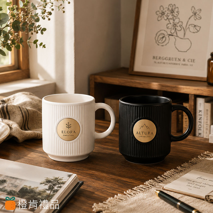Custom Brass Plaque Ceramic Mug 客製銅牌陶瓷馬克杯、雷雕金屬 LOGO 馬克杯、客製馬克杯推薦、品牌咖啡杯、陶瓷咖啡杯、直紋陶瓷杯、霧面陶瓷馬克杯、金屬銅牌馬克杯、企業禮品馬克杯、咖啡廳周邊商品、品牌周邊馬克杯、生活選物陶瓷杯、客製咖啡杯、精品馬克杯、會員禮推薦、企業贈品、品牌識別商品、客製禮贈品、雷雕 LOGO 杯子、咖啡廳商品製作、文創品牌商品、活動禮品推薦、生活風格馬克杯、選物店商品、品牌快閃周邊、陶瓷杯客製化、客製 LOGO 杯子、簡約風馬克杯、北歐風陶瓷杯、橙肯禮品、Premium Brass Plaque Ceramic Mug