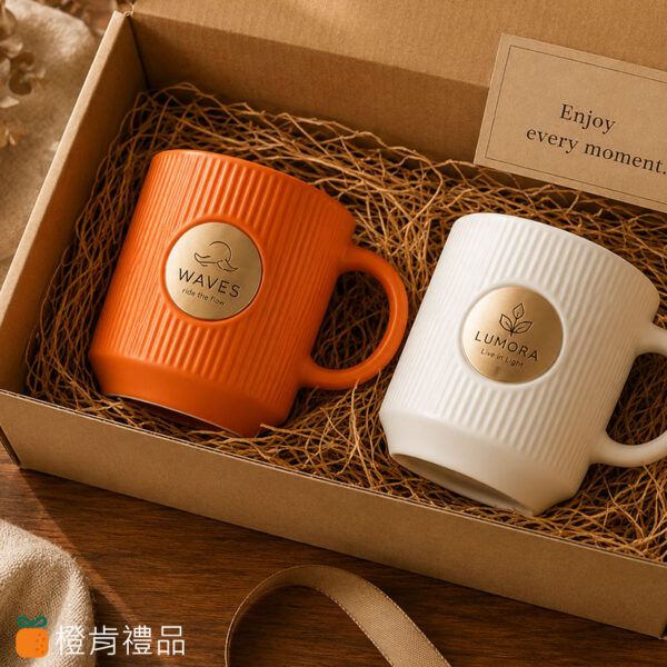 客製銅牌陶瓷馬克杯、雷雕金屬 LOGO 馬克杯、客製馬克杯推薦、品牌咖啡杯、陶瓷咖啡杯、直紋陶瓷杯、霧面陶瓷馬克杯、金屬銅牌馬克杯、企業禮品馬克杯、咖啡廳周邊商品、品牌周邊馬克杯、生活選物陶瓷杯、客製咖啡杯、精品馬克杯、會員禮推薦、企業贈品、品牌識別商品、客製禮贈品、雷雕 LOGO 杯子、咖啡廳商品製作、文創品牌商品、活動禮品推薦、生活風格馬克杯、選物店商品、品牌快閃周邊、陶瓷杯客製化、客製 LOGO 杯子、簡約風馬克杯、北歐風陶瓷杯、橙肯禮品、Premium Brass Plaque Ceramic Mug