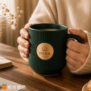 Custom Brass Plaque Ceramic Mug 客製銅牌陶瓷馬克杯、雷雕金屬 LOGO 馬克杯、客製馬克杯推薦、品牌咖啡杯、陶瓷咖啡杯、直紋陶瓷杯、霧面陶瓷馬克杯、金屬銅牌馬克杯、企業禮品馬克杯、咖啡廳周邊商品、品牌周邊馬克杯、生活選物陶瓷杯、客製咖啡杯、精品馬克杯、會員禮推薦、企業贈品、品牌識別商品、客製禮贈品、雷雕 LOGO 杯子、咖啡廳商品製作、文創品牌商品、活動禮品推薦、生活風格馬克杯、選物店商品、品牌快閃周邊、陶瓷杯客製化、客製 LOGO 杯子、簡約風馬克杯、北歐風陶瓷杯、橙肯禮品、Premium Brass Plaque Ceramic Mug