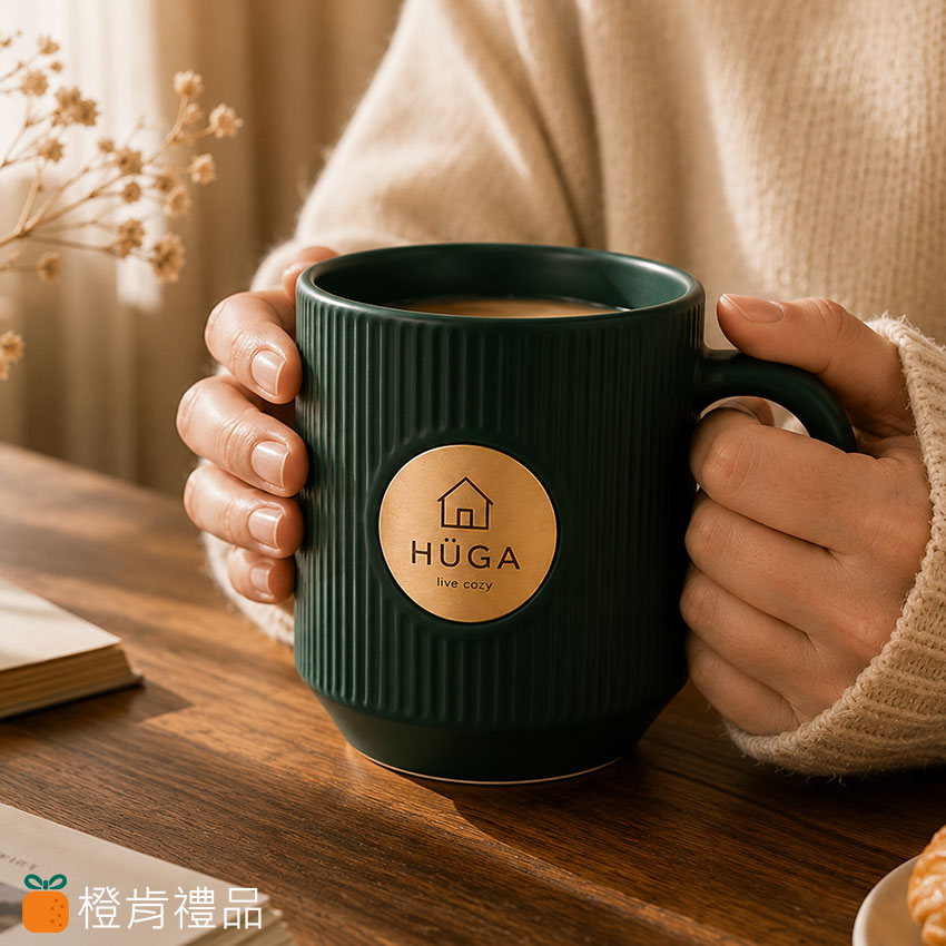 Custom Brass Plaque Ceramic Mug 客製銅牌陶瓷馬克杯、雷雕金屬 LOGO 馬克杯、客製馬克杯推薦、品牌咖啡杯、陶瓷咖啡杯、直紋陶瓷杯、霧面陶瓷馬克杯、金屬銅牌馬克杯、企業禮品馬克杯、咖啡廳周邊商品、品牌周邊馬克杯、生活選物陶瓷杯、客製咖啡杯、精品馬克杯、會員禮推薦、企業贈品、品牌識別商品、客製禮贈品、雷雕 LOGO 杯子、咖啡廳商品製作、文創品牌商品、活動禮品推薦、生活風格馬克杯、選物店商品、品牌快閃周邊、陶瓷杯客製化、客製 LOGO 杯子、簡約風馬克杯、北歐風陶瓷杯、橙肯禮品、Premium Brass Plaque Ceramic Mug