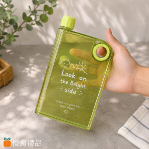 客製筆記本水壺、透明扁平水壺、A5水壺、Notebook Water Bottle、客製化水壺、單色絲印水壺、品牌活動水壺、文創水壺、透明隨身水瓶、PP塑膠水壺、企業贈品水壺、活動禮品推薦、校園活動水壺、品牌周邊商品、展覽贈品、會員禮推薦、扁平水瓶、透明水瓶、簡約風水壺、客製LOGO水壺、活動周邊製作、文創商品推薦、隨身扁水壺、企業活動贈品、品牌宣傳水壺、輕量水壺、透明瓶身水壺、客製禮贈品、橙肯禮品、活動紀念品