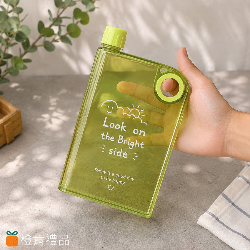 客製筆記本水壺、透明扁平水壺、A5水壺、Notebook Water Bottle、客製化水壺、單色絲印水壺、品牌活動水壺、文創水壺、透明隨身水瓶、PP塑膠水壺、企業贈品水壺、活動禮品推薦、校園活動水壺、品牌周邊商品、展覽贈品、會員禮推薦、扁平水瓶、透明水瓶、簡約風水壺、客製LOGO水壺、活動周邊製作、文創商品推薦、隨身扁水壺、企業活動贈品、品牌宣傳水壺、輕量水壺、透明瓶身水壺、客製禮贈品、橙肯禮品、活動紀念品