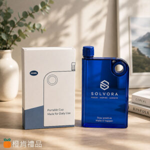客製筆記本水壺、透明扁平水壺、A5水壺、Notebook Water Bottle、客製化水壺、單色絲印水壺、品牌活動水壺、文創水壺、透明隨身水瓶、PP塑膠水壺、企業贈品水壺、活動禮品推薦、校園活動水壺、品牌周邊商品、展覽贈品、會員禮推薦、扁平水瓶、透明水瓶、簡約風水壺、客製LOGO水壺、活動周邊製作、文創商品推薦、隨身扁水壺、企業活動贈品、品牌宣傳水壺、輕量水壺、透明瓶身水壺、客製禮贈品、橙肯禮品、活動紀念品