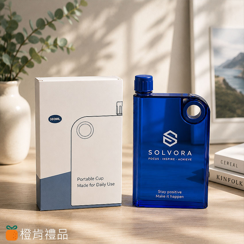 客製筆記本水壺、透明扁平水壺、A5水壺、Notebook Water Bottle、客製化水壺、單色絲印水壺、品牌活動水壺、文創水壺、透明隨身水瓶、PP塑膠水壺、企業贈品水壺、活動禮品推薦、校園活動水壺、品牌周邊商品、展覽贈品、會員禮推薦、扁平水瓶、透明水瓶、簡約風水壺、客製LOGO水壺、活動周邊製作、文創商品推薦、隨身扁水壺、企業活動贈品、品牌宣傳水壺、輕量水壺、透明瓶身水壺、客製禮贈品、橙肯禮品、活動紀念品