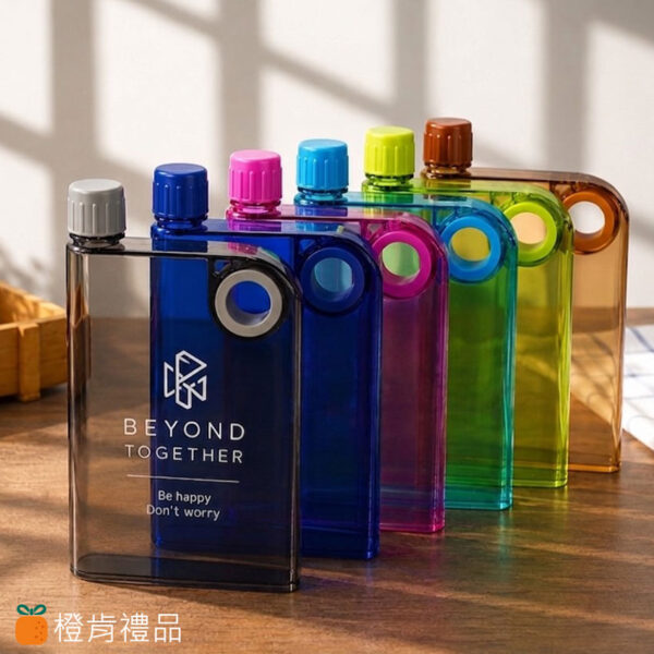 客製筆記本水壺、透明扁平水壺、A5水壺、Notebook Water Bottle、客製化水壺、單色絲印水壺、品牌活動水壺、文創水壺、透明隨身水瓶、PP塑膠水壺、企業贈品水壺、活動禮品推薦、校園活動水壺、品牌周邊商品、展覽贈品、會員禮推薦、扁平水瓶、透明水瓶、簡約風水壺、客製LOGO水壺、活動周邊製作、文創商品推薦、隨身扁水壺、企業活動贈品、品牌宣傳水壺、輕量水壺、透明瓶身水壺、客製禮贈品、橙肯禮品、活動紀念品