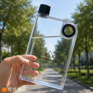 客製筆記本水壺、透明扁平水壺、A5水壺、Notebook Water Bottle、客製化水壺、單色絲印水壺、品牌活動水壺、文創水壺、透明隨身水瓶、PP塑膠水壺、企業贈品水壺、活動禮品推薦、校園活動水壺、品牌周邊商品、展覽贈品、會員禮推薦、扁平水瓶、透明水瓶、簡約風水壺、客製LOGO水壺、活動周邊製作、文創商品推薦、隨身扁水壺、企業活動贈品、品牌宣傳水壺、輕量水壺、透明瓶身水壺、客製禮贈品、橙肯禮品、活動紀念品