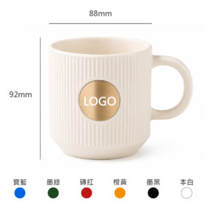 Custom Brass Plaque Ceramic Mug 客製銅牌陶瓷馬克杯、雷雕金屬 LOGO 馬克杯、客製馬克杯推薦、品牌咖啡杯、陶瓷咖啡杯、直紋陶瓷杯、霧面陶瓷馬克杯、金屬銅牌馬克杯、企業禮品馬克杯、咖啡廳周邊商品、品牌周邊馬克杯、生活選物陶瓷杯、客製咖啡杯、精品馬克杯、會員禮推薦、企業贈品、品牌識別商品、客製禮贈品、雷雕 LOGO 杯子、咖啡廳商品製作、文創品牌商品、活動禮品推薦、生活風格馬克杯、選物店商品、品牌快閃周邊、陶瓷杯客製化、客製 LOGO 杯子、簡約風馬克杯、北歐風陶瓷杯、橙肯禮品、Premium Brass Plaque Ceramic Mug